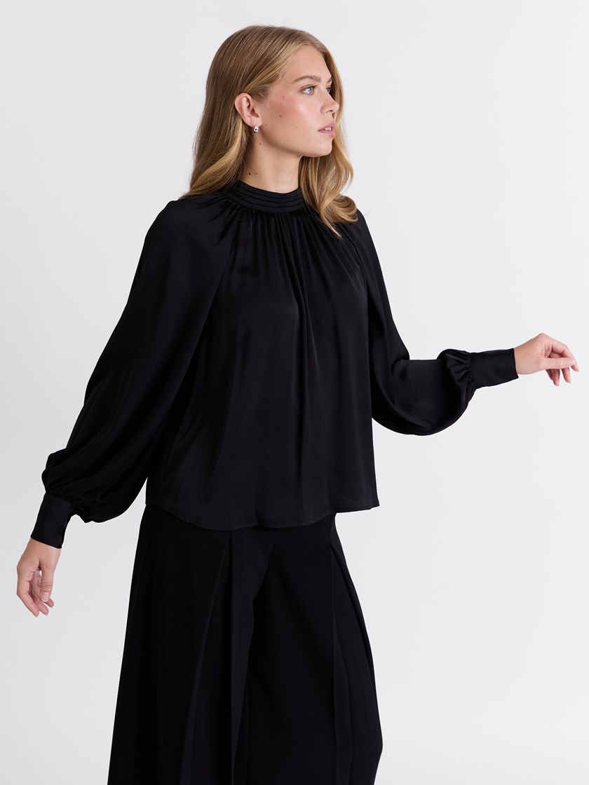 7514021 ID2 svart_sateng 17_Mira bluse ID2_Mira bluse ID2 7514021.jpg_