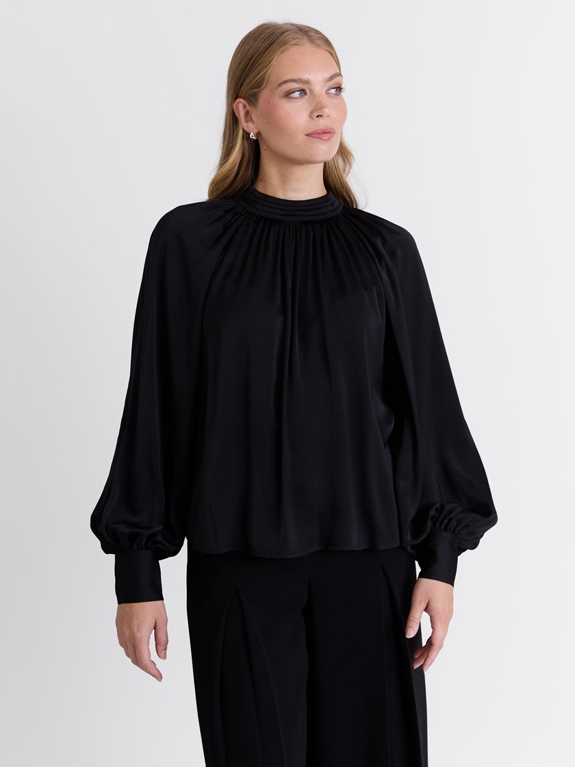 7514021 ID2 svart_sateng 22_Mira bluse ID2_Mira bluse ID2 7514021.jpg_