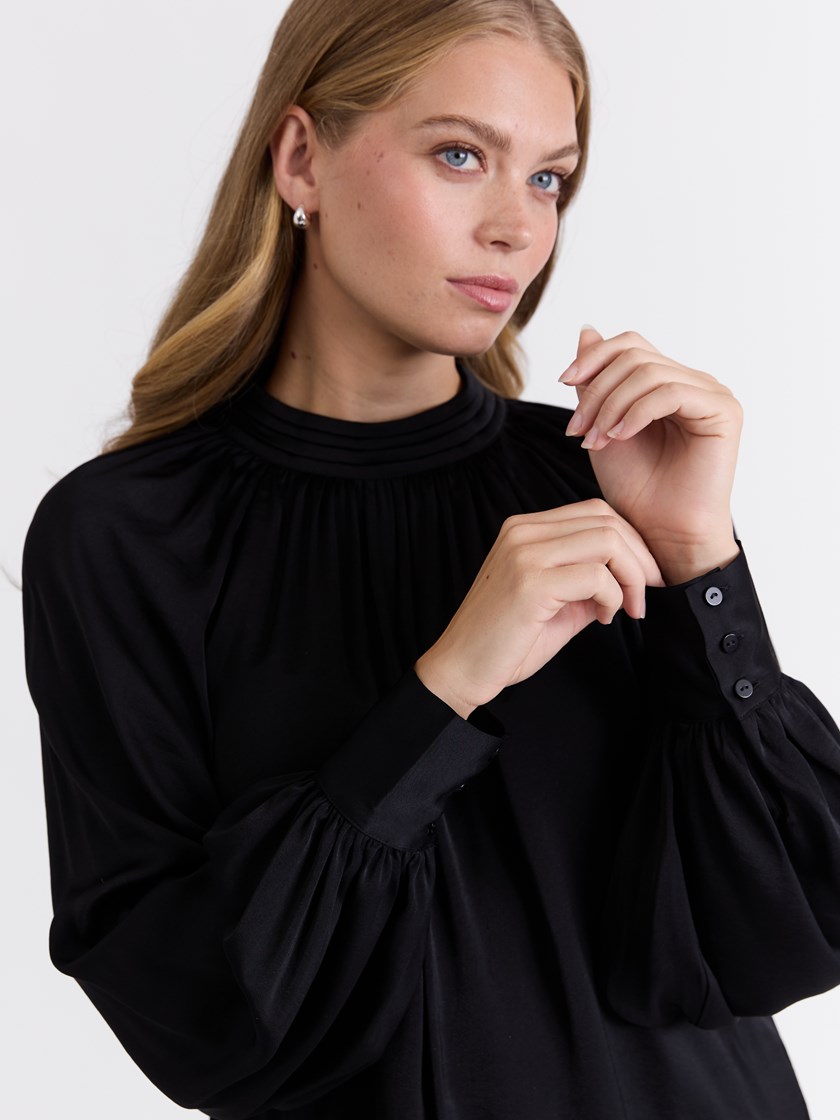 7514021 ID2 svart_sateng 28_Mira bluse ID2_Mira bluse ID2 7514021.jpg_