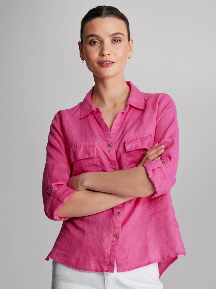 Dame i rosa linskjorte